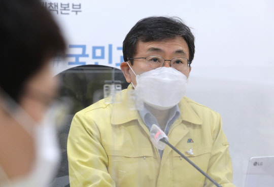 중대본 회의에서 발언하는 권덕철 장관 <연합뉴스>